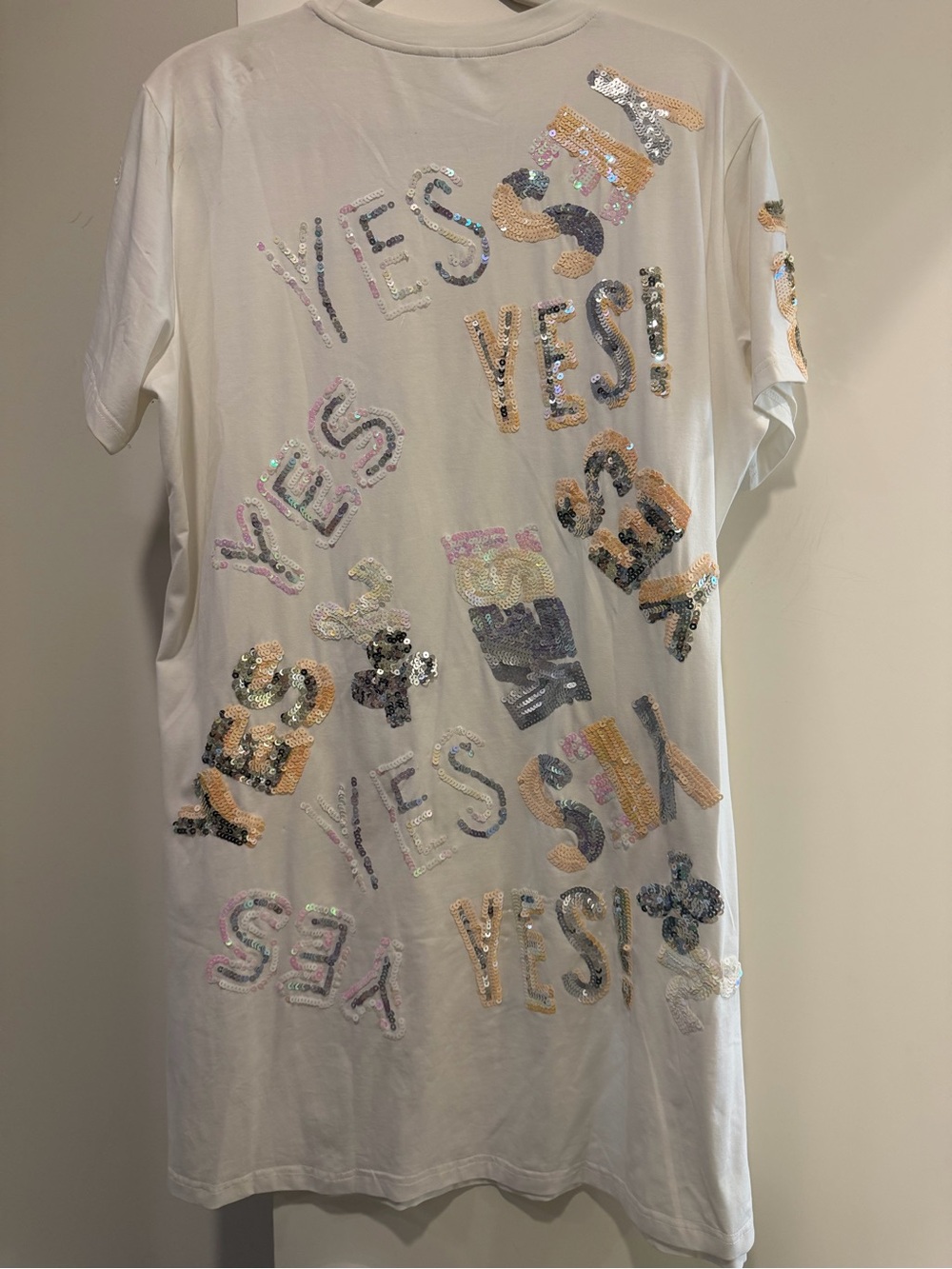 QUEEN OF SPARKLES White Sequin 'YES' Scatter Short Dress